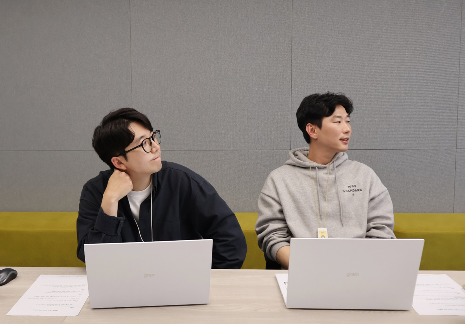 인터뷰하고 있는 마케팅실 크루 두 분 