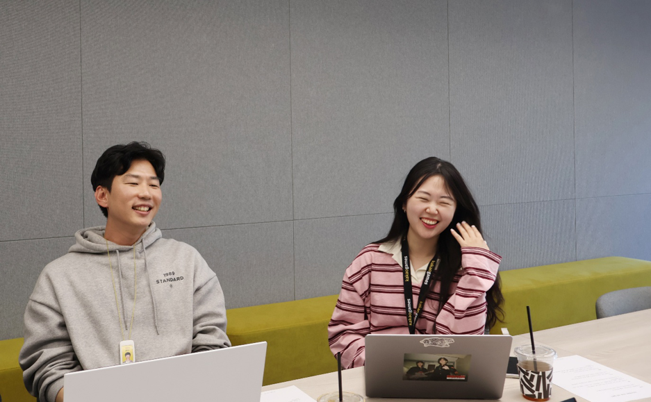 인터뷰 중 웃고 있는 마케팅실 크루 두 분 